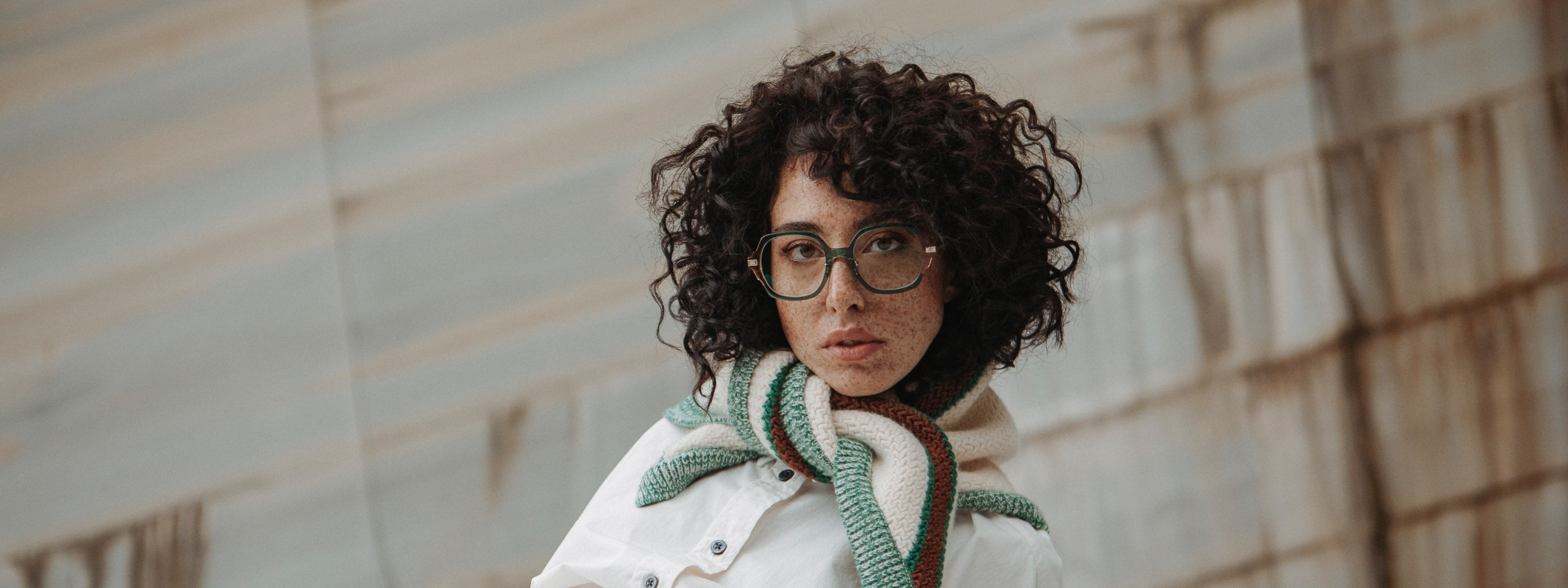 EINSTOFFEN: Frau mit Brille